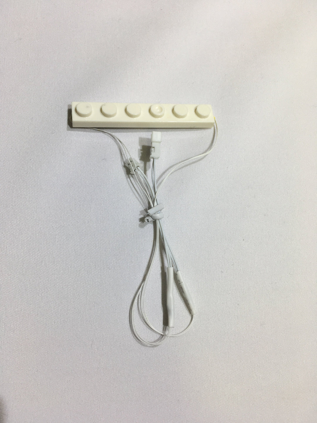 1x6-White-Solid-Plate-LED-LIGHT-LINX-Create-Your-Own-LED-String-works-with-LEGO-bricks-by-Brick-Loot