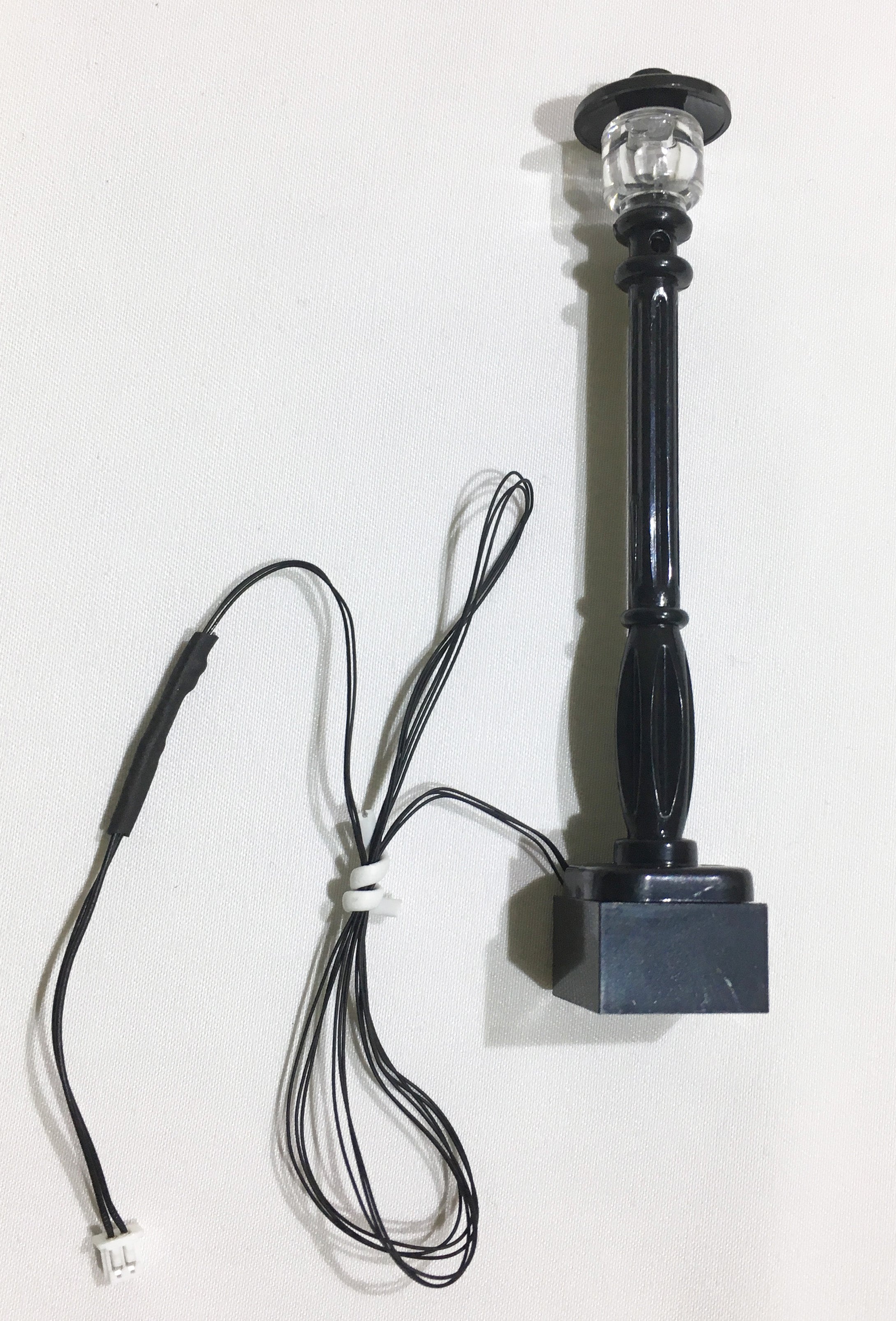 Street-Lamp-Single-Black-Post-with-amber-LED-LIGHT-LINX--works-with-LEGO-bricks-by-Brick-Loot