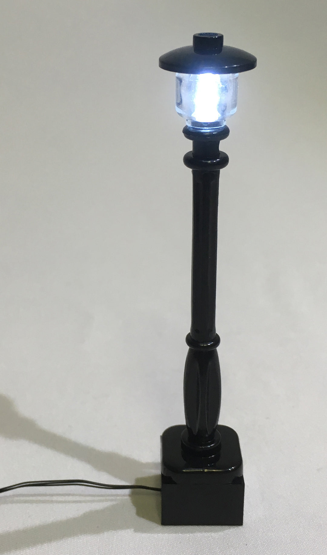 Street-Lamp-Single-Black-Post-with-white-LED-LIGHT-LINX--works-with-LEGO-bricks-by-Brick-Loot
