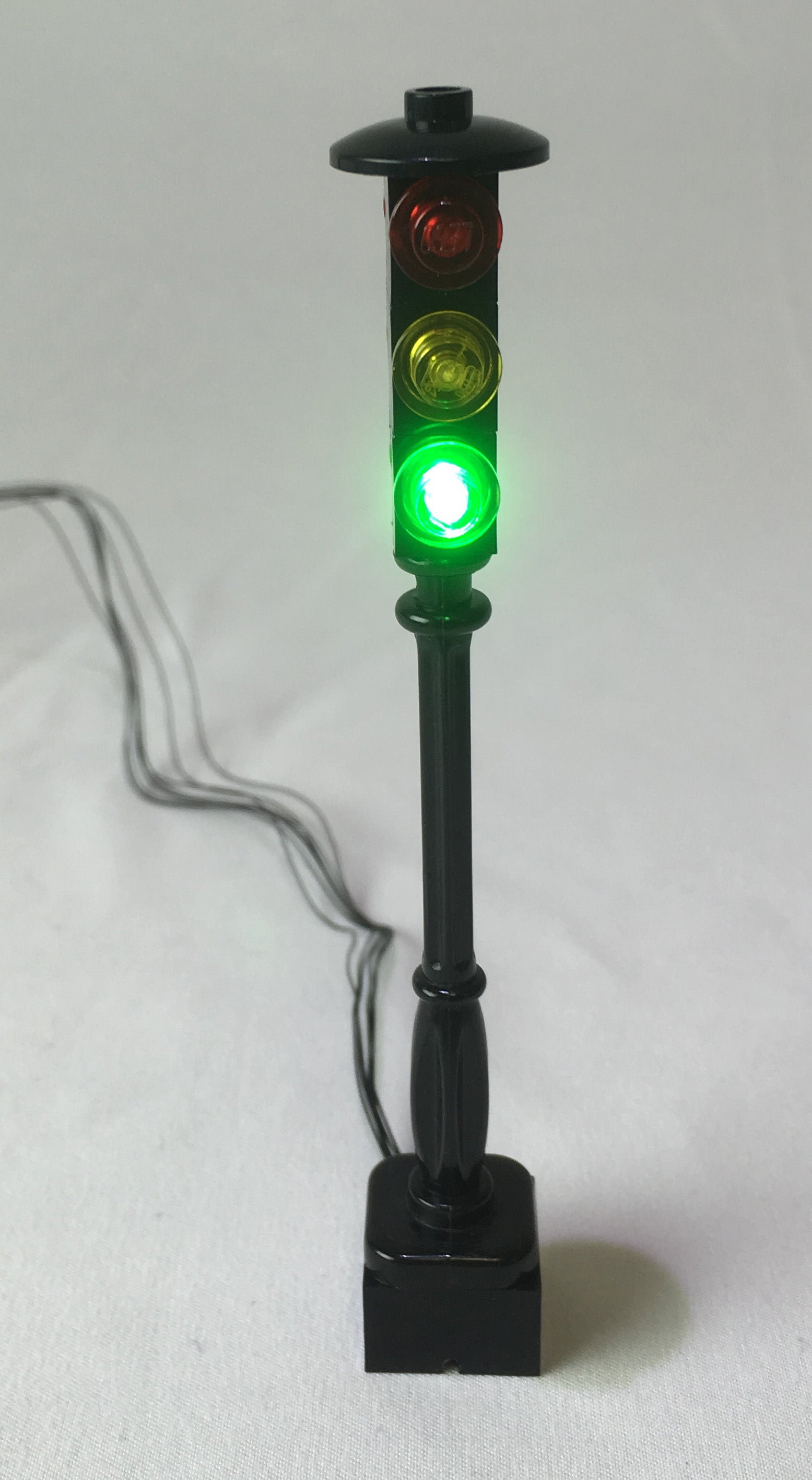 Traffic-Light-Black-Post-LED-LIGHT-LINX-works-with-LEGO-bricks-by-Brick-Loot